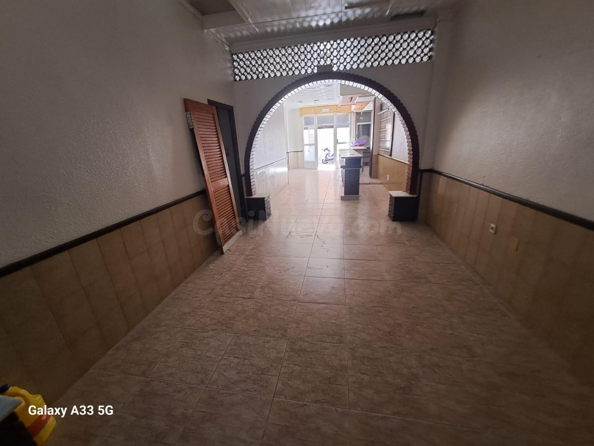 Local comercial en Águilas: 80 m2 para reformar con orientac - foto 9