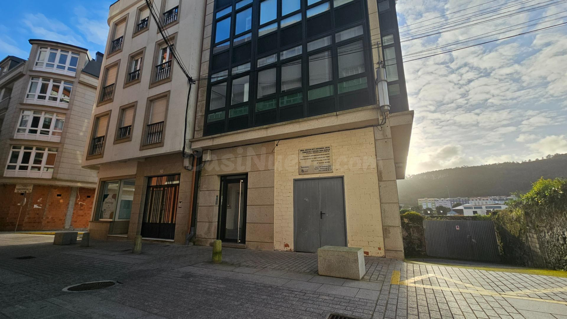 Local comercial en bruto con plaza de garaje en venta en Cee