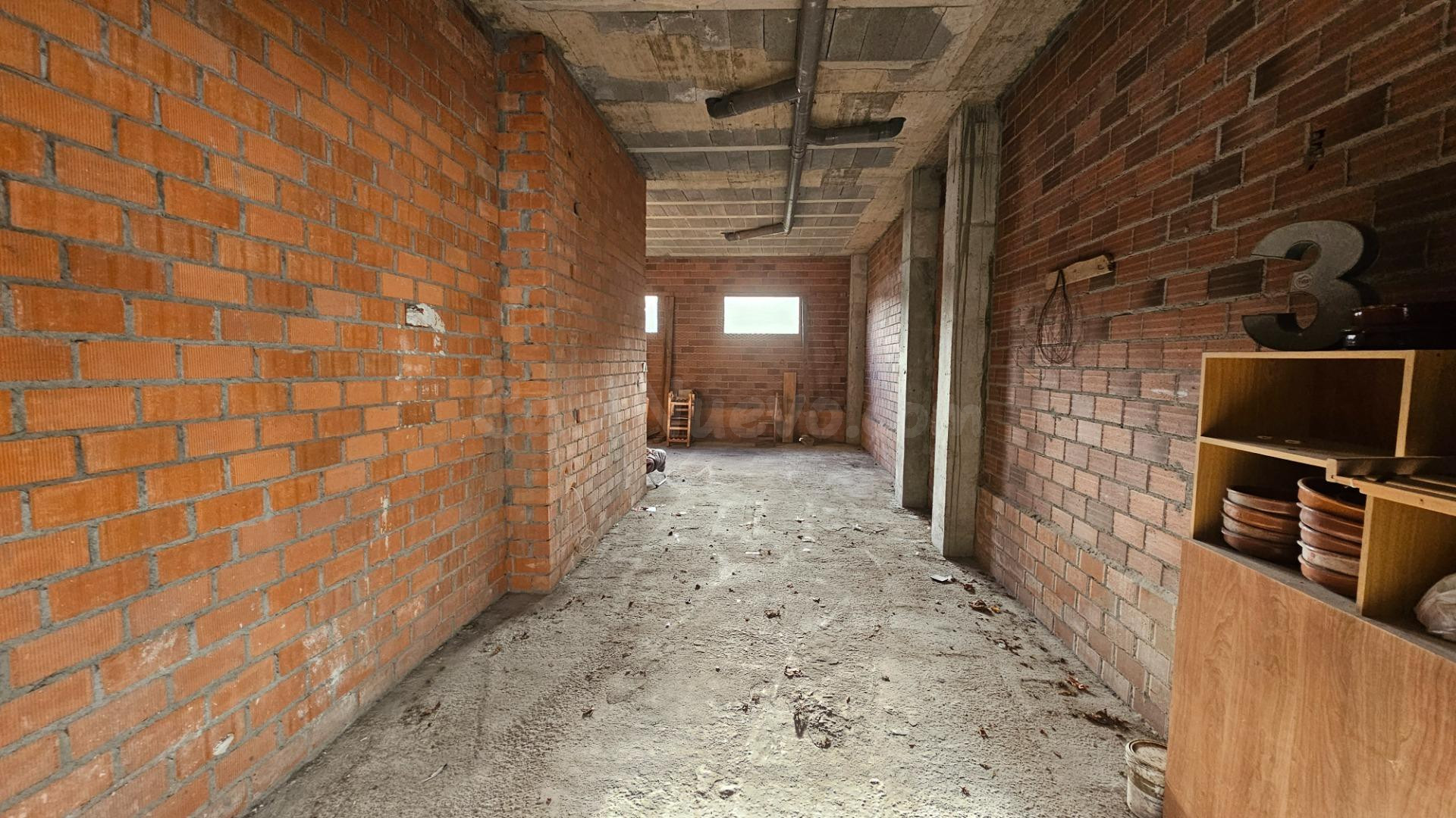 Local comercial en bruto con plaza de garaje en venta en Cee - foto 2