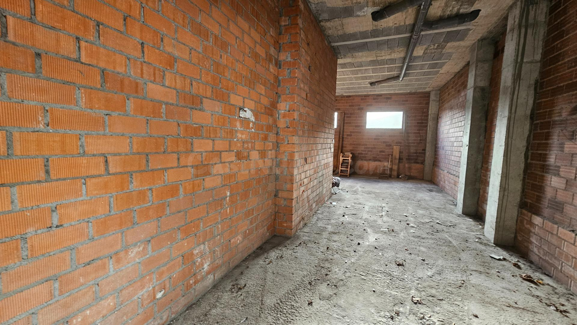 Local comercial en bruto con plaza de garaje en venta en Cee - foto 3