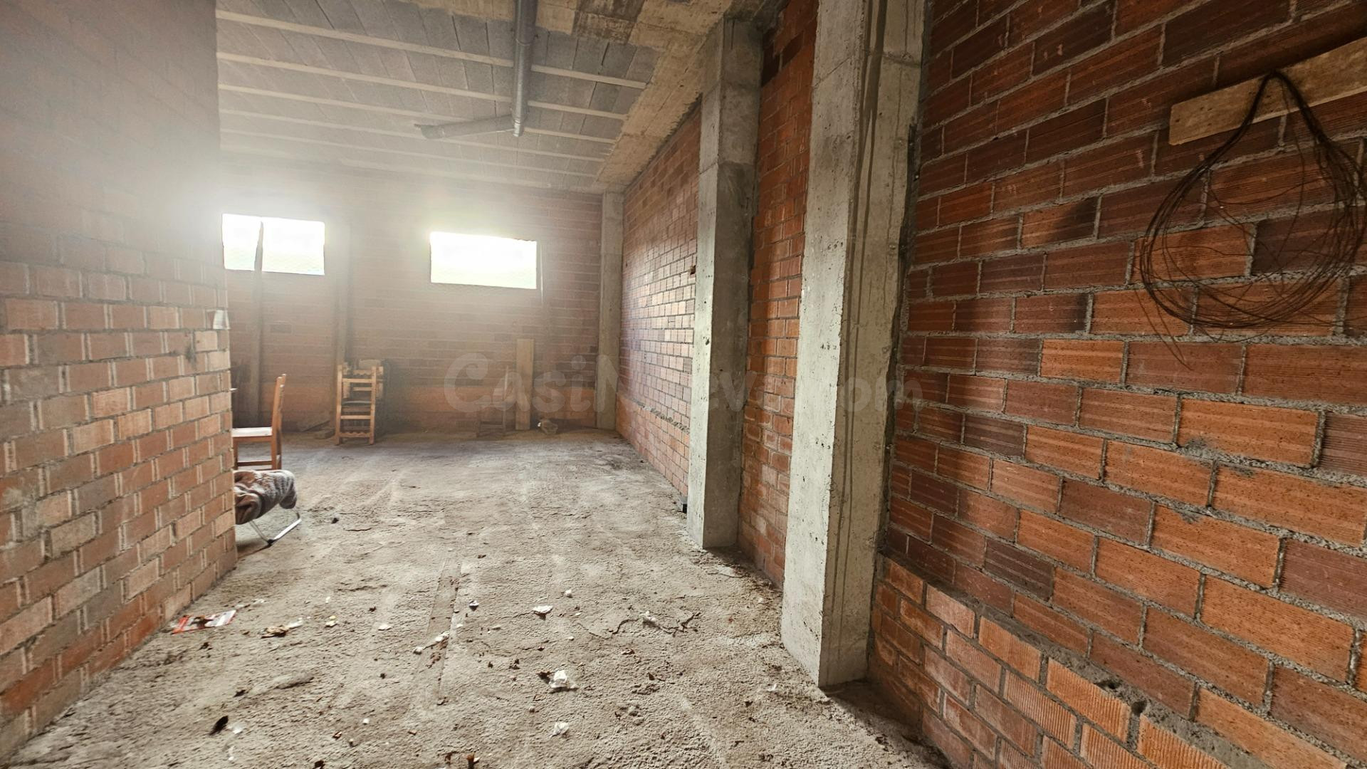 Local comercial en bruto con plaza de garaje en venta en Cee - foto 4