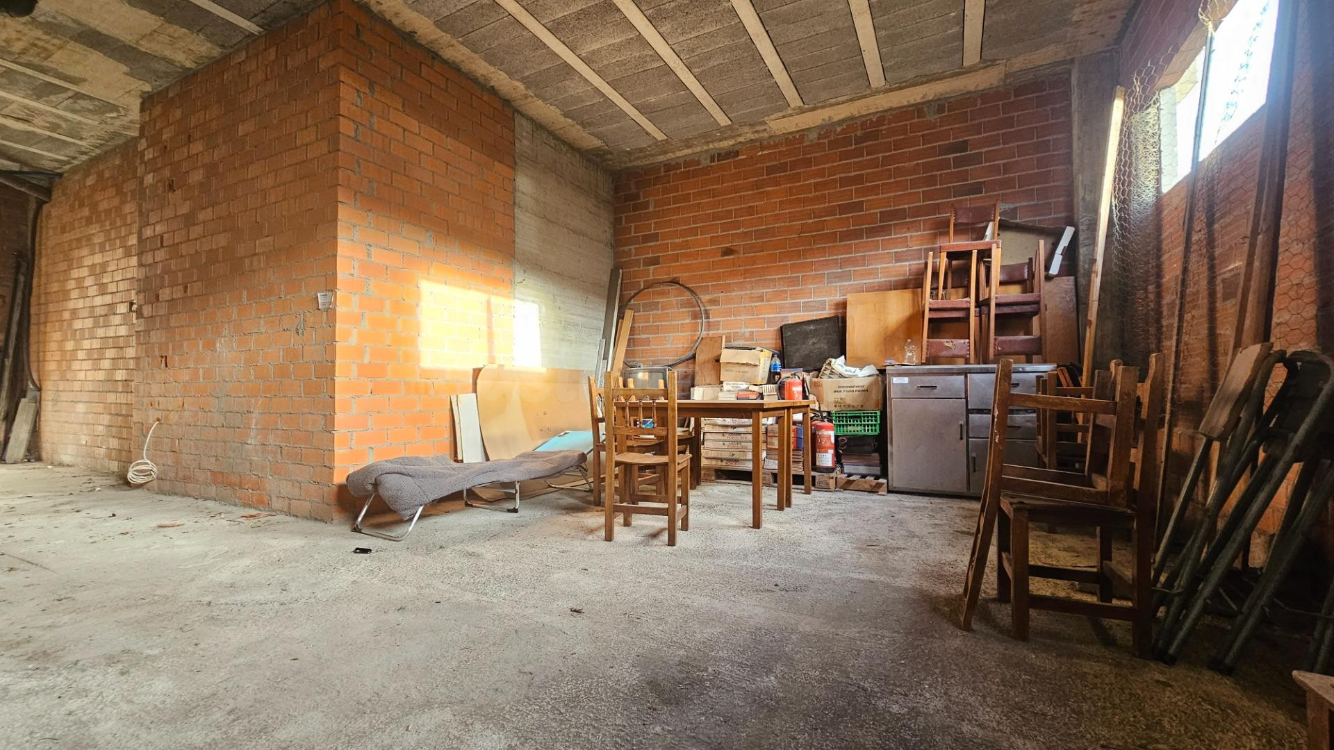 Local comercial en bruto con plaza de garaje en venta en Cee - foto 5