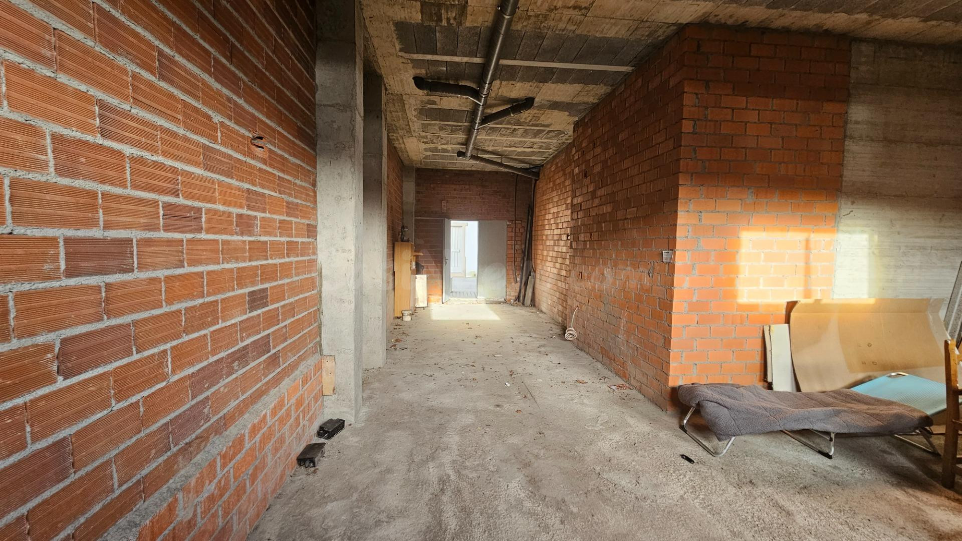 Local comercial en bruto con plaza de garaje en venta en Cee - foto 6