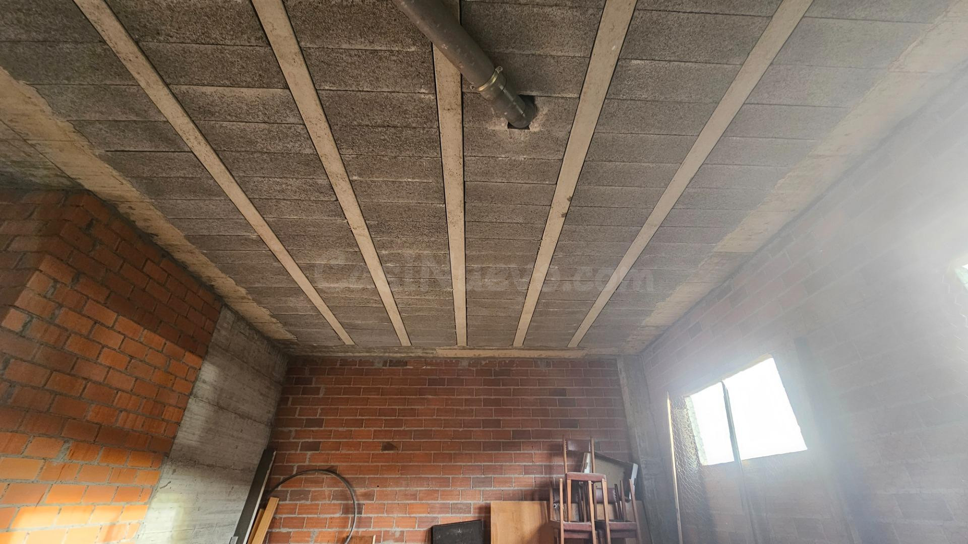 Local comercial en bruto con plaza de garaje en venta en Cee - foto 12