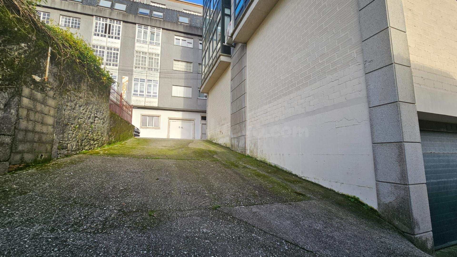 Local comercial en bruto con plaza de garaje en venta en Cee - foto 16