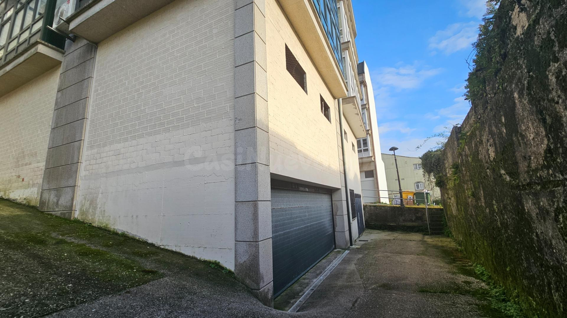 Local comercial en bruto con plaza de garaje en venta en Cee - foto 17