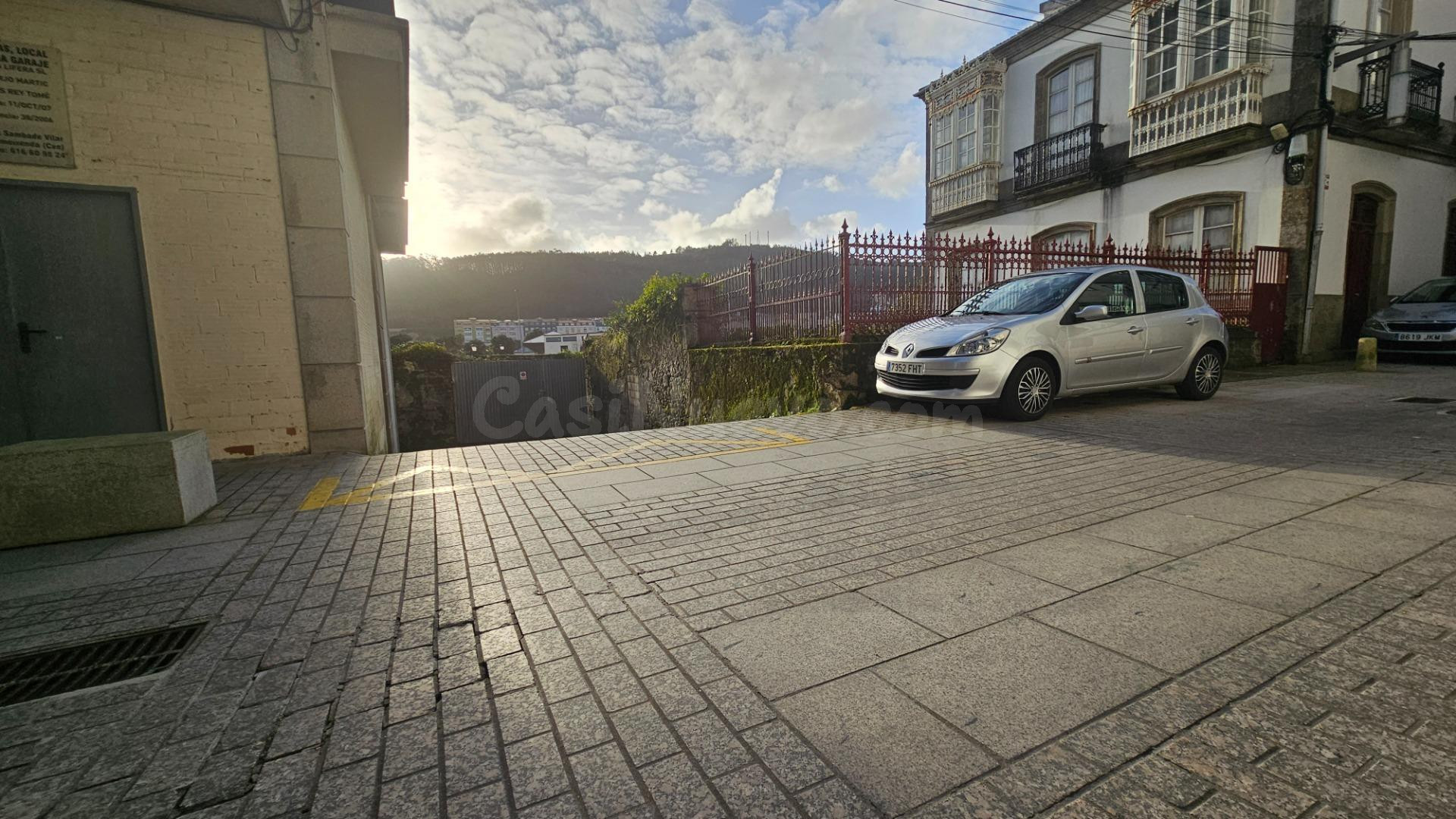 Local comercial en bruto con plaza de garaje en venta en Cee - foto 19