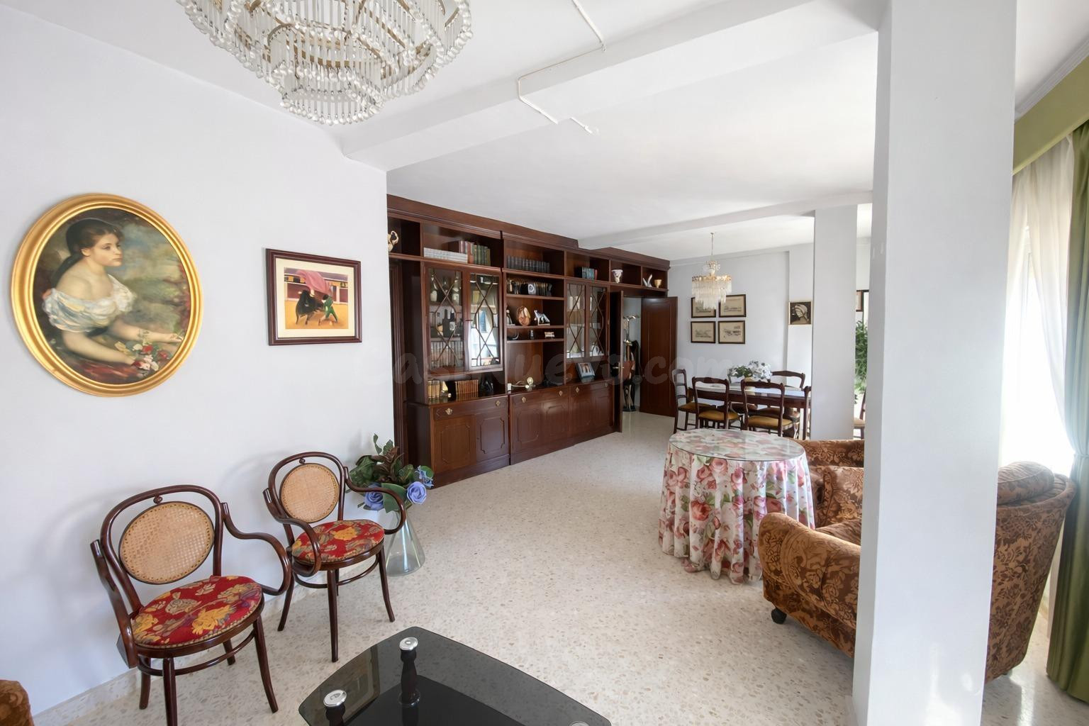 Amplio piso de 3 dormitorios con balcón en plena Calle Real  - foto 4