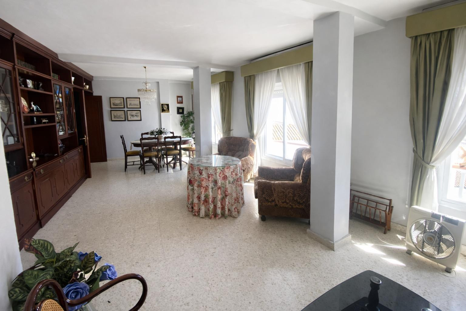 Amplio piso de 3 dormitorios con balcón en plena Calle Real  - foto 6