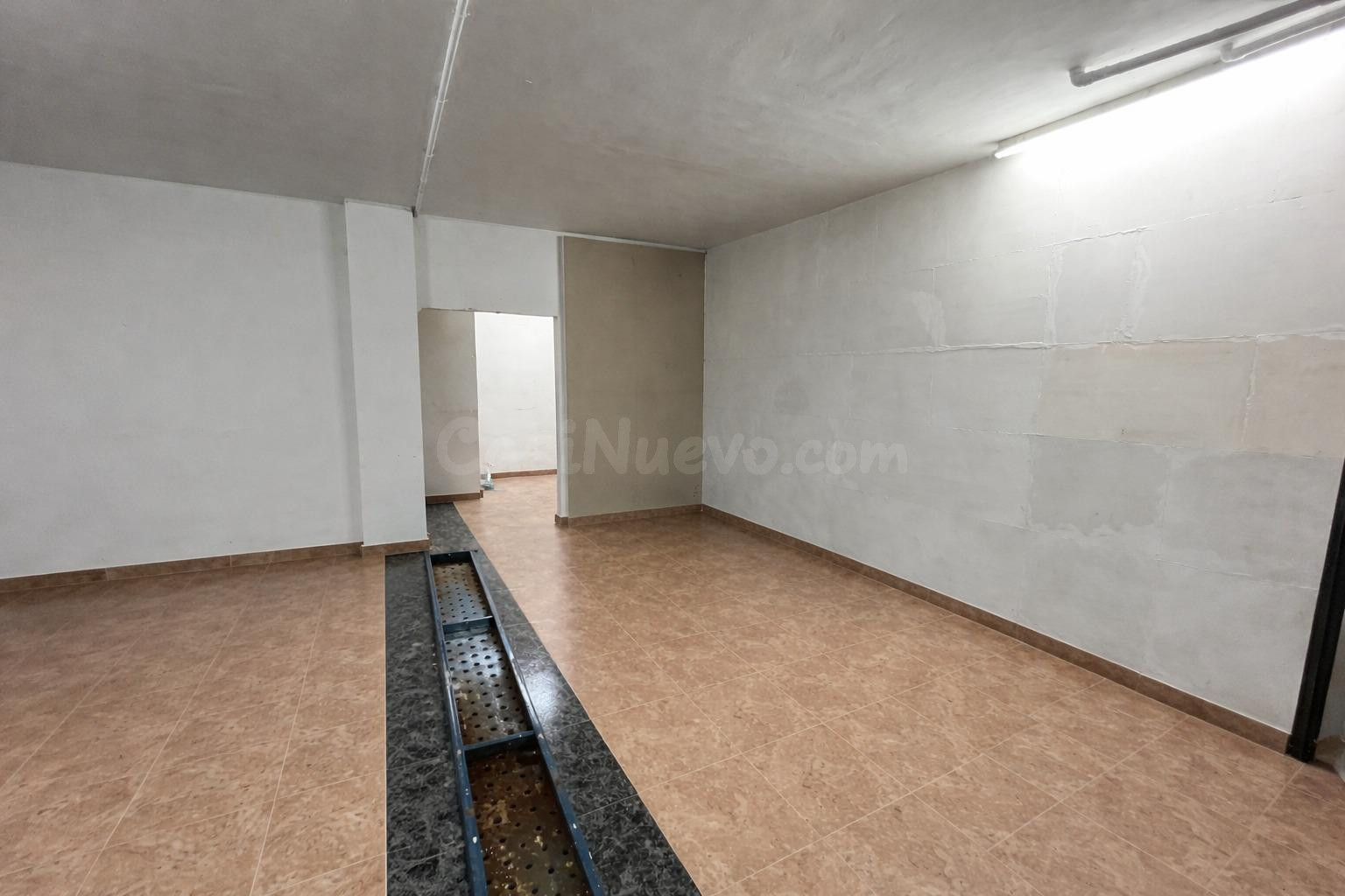 Espacioso local comercial en Maracena, con oficinas, almacén - foto 4