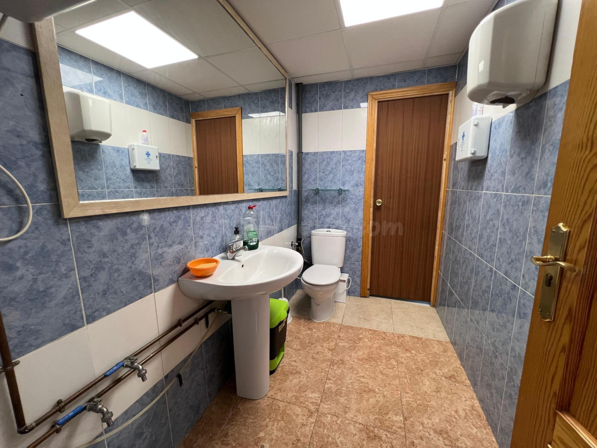 Espacioso local comercial en Maracena, con oficinas, almacén - foto 7