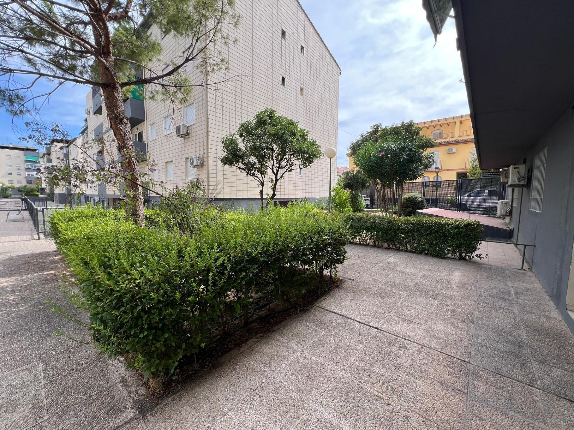 Espacioso local comercial en Maracena, con oficinas, almacén - foto 8