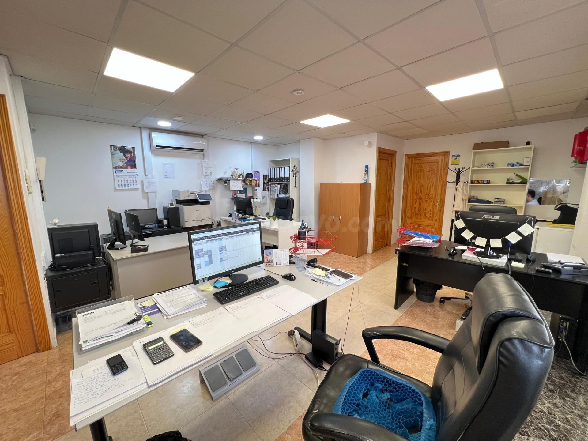 Espacioso local comercial en Maracena, con oficinas, almacén - foto 19