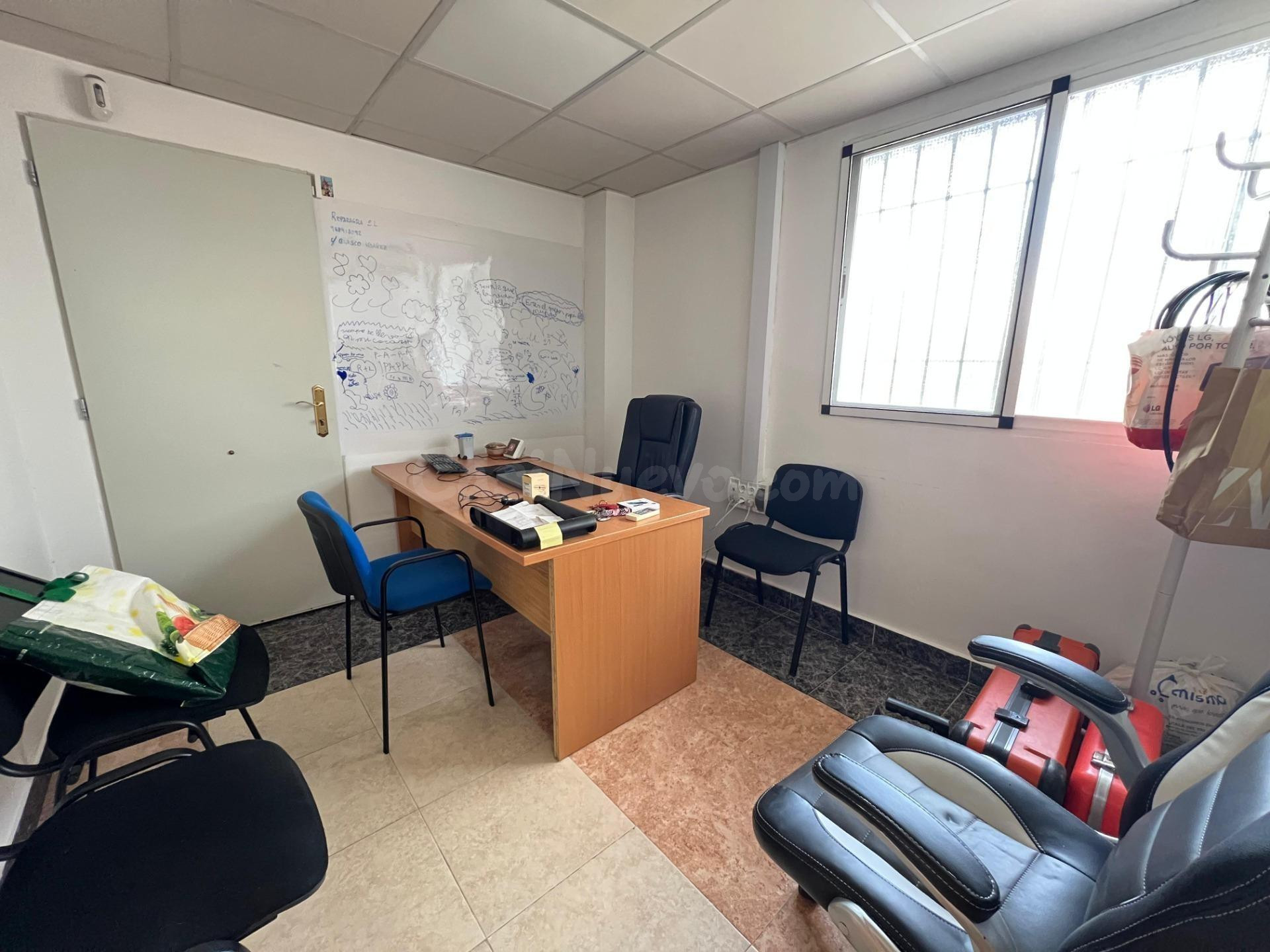 Espacioso local comercial en Maracena, con oficinas, almacén - foto 23