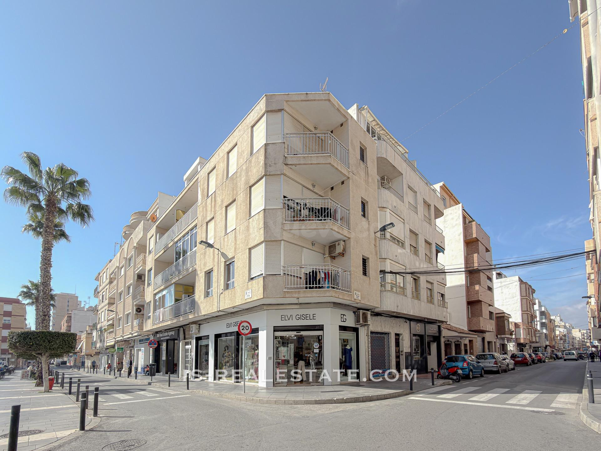 Estupendo apartamento con excelente distribución de espacios y ubicación exclusiva a 280 metros de la playa