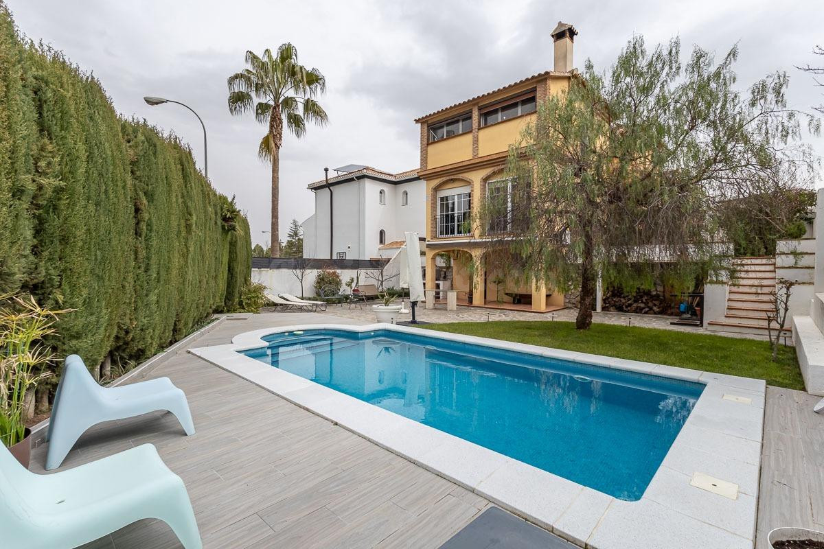 GRAN CASA CON PARCELA EN ALHENDIN