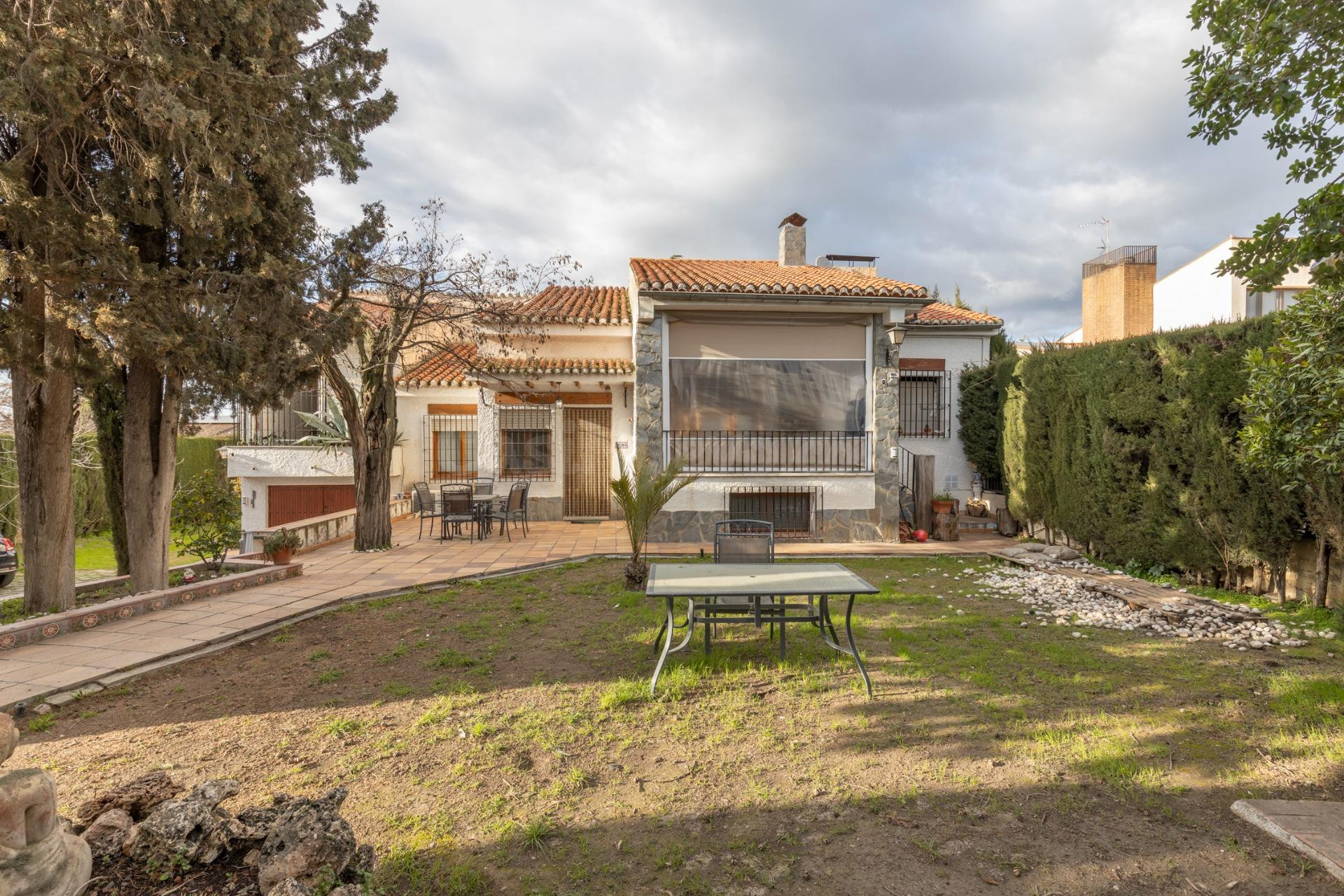 Gran vivienda con parcela de casi 900 m2 en Urbanización Los