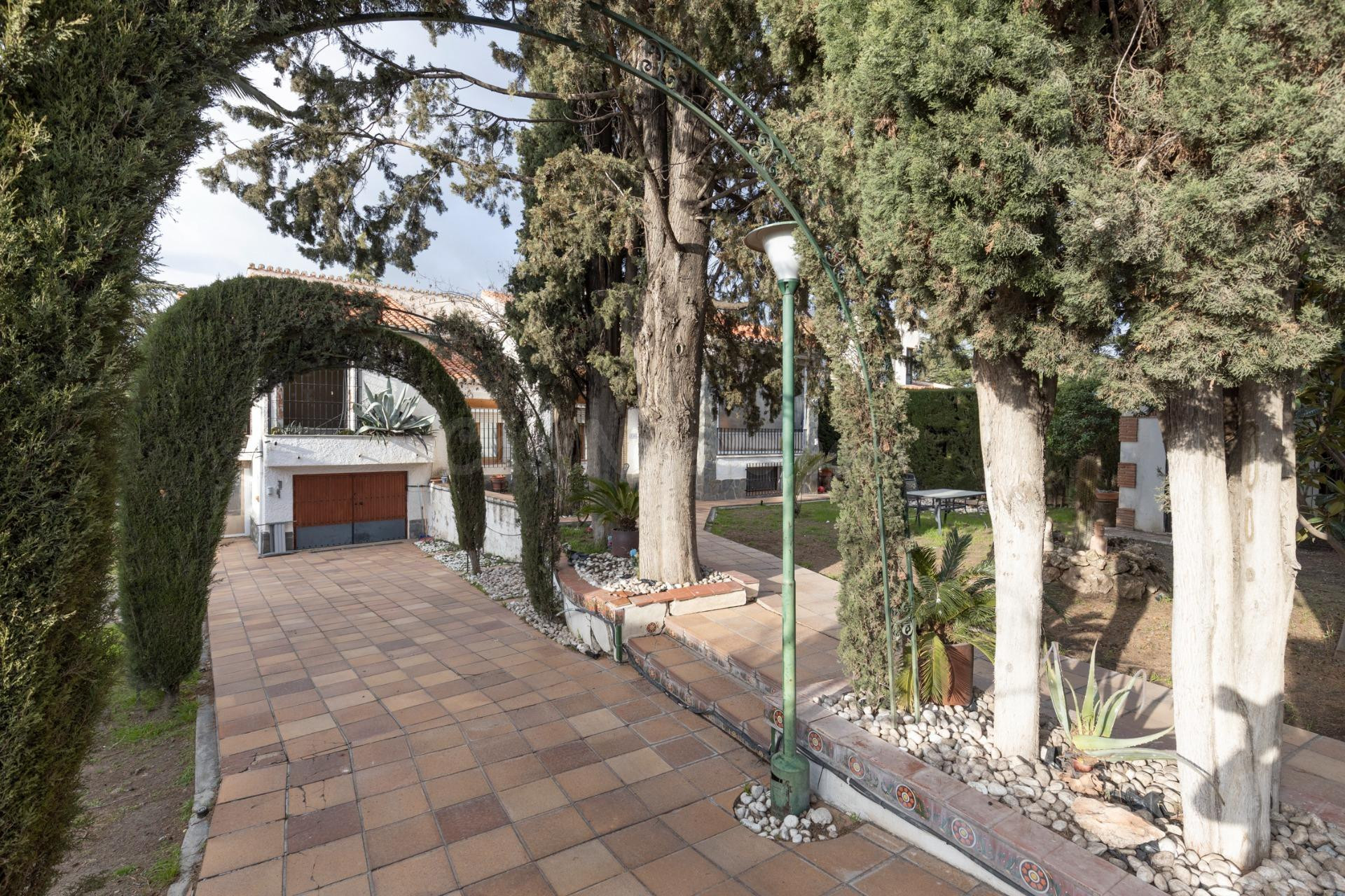 Gran vivienda con parcela de casi 900 m2 en Urbanización Los - foto 2