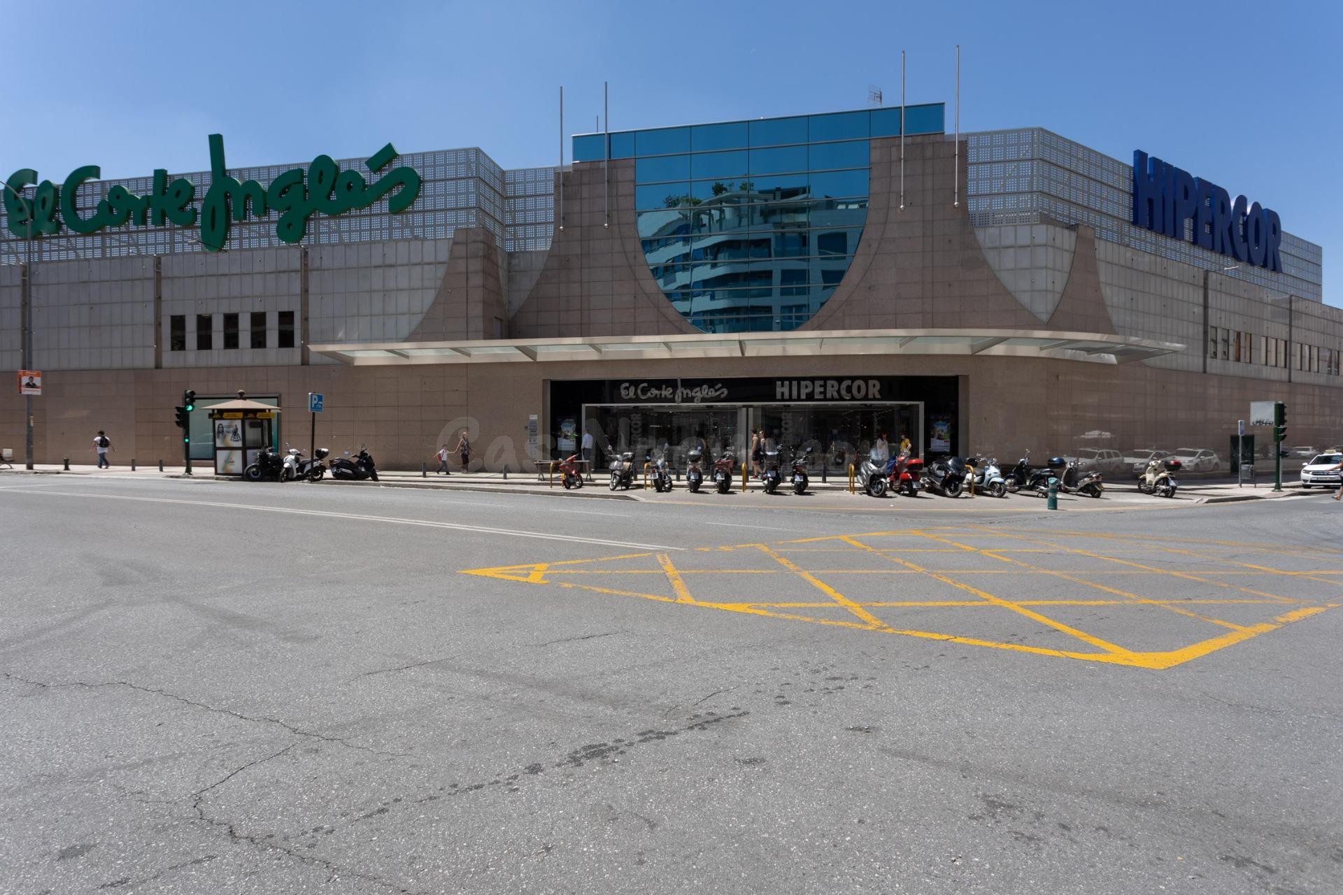 MAGNIFICO LOCAL EN ARABIAL JUNTO HIPERCOR, COMPLETAMENTE INS