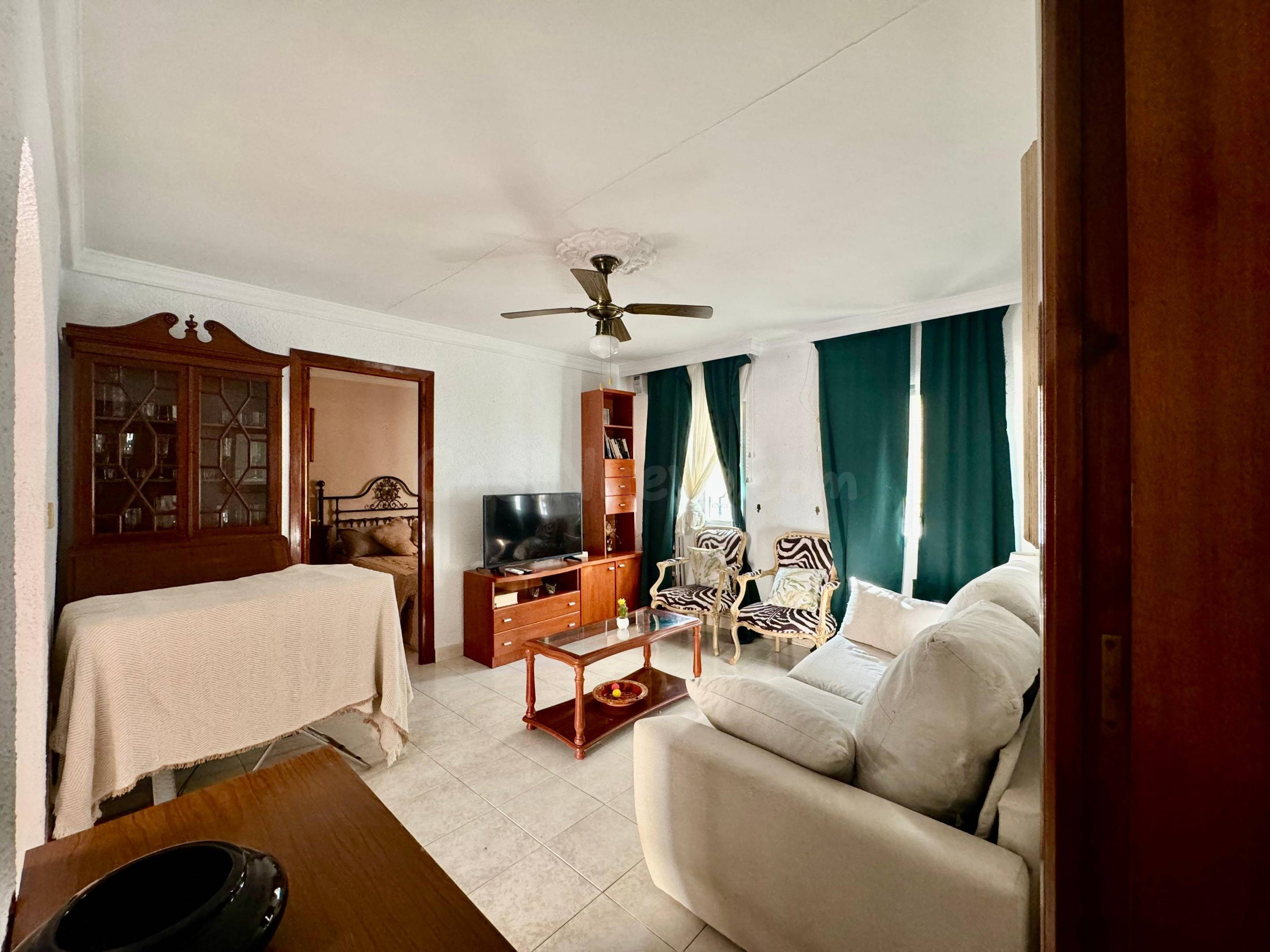 Piso de dos habitaciones a 300m de la playa a reformar - foto 2