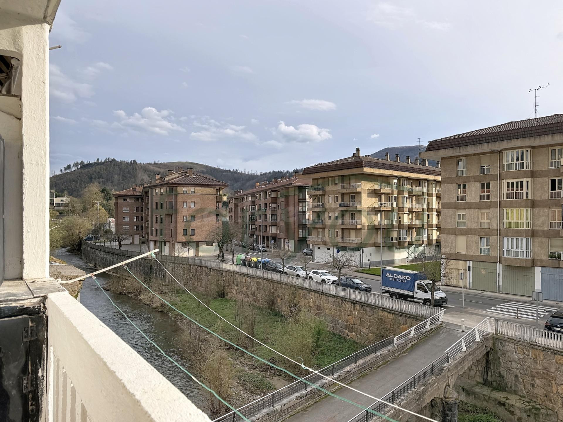 Un piso luminoso con balcón y vistas abiertas en Azkoitia
