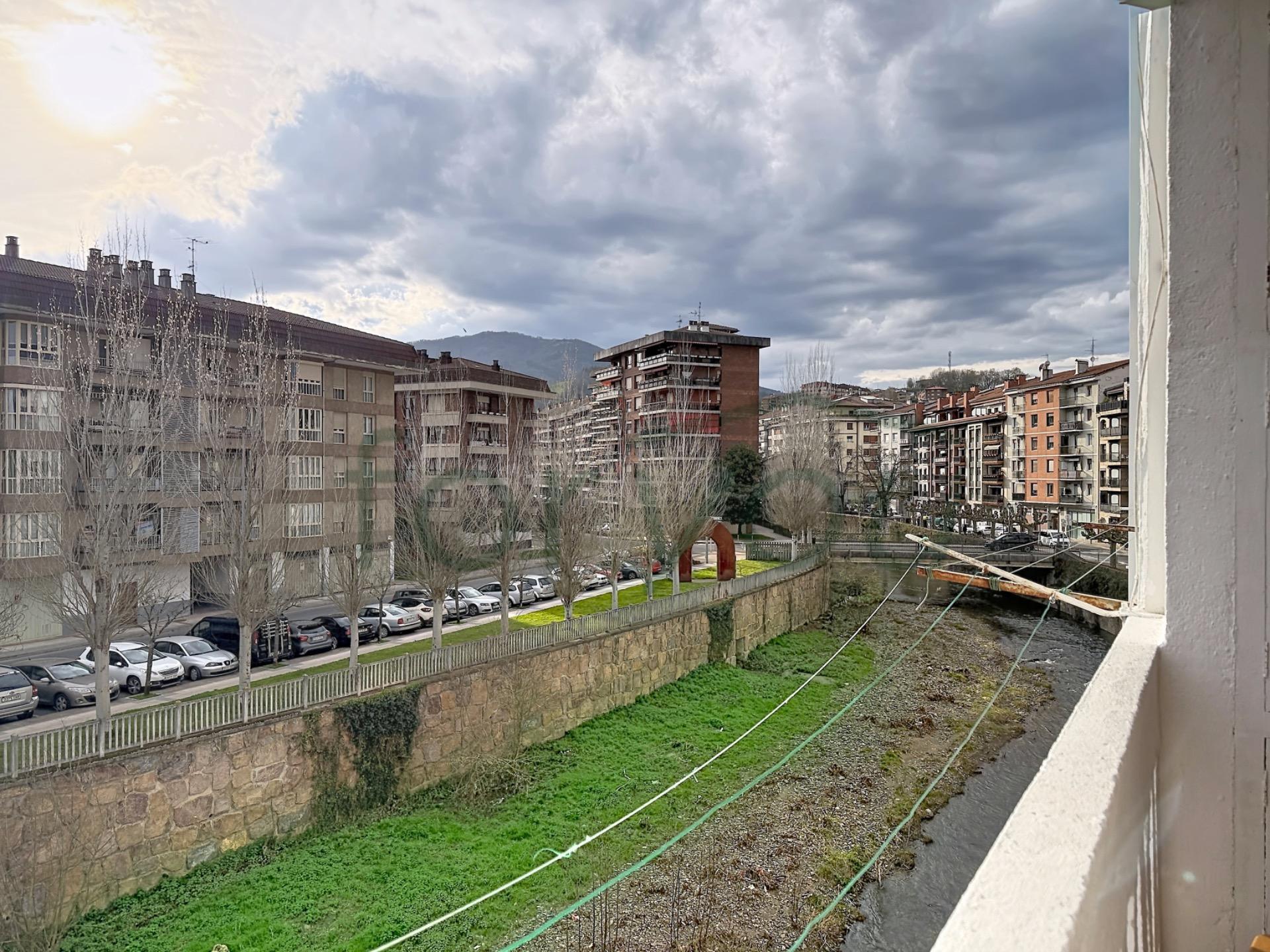 Un piso luminoso con balcón y vistas abiertas en Azkoitia - foto 2