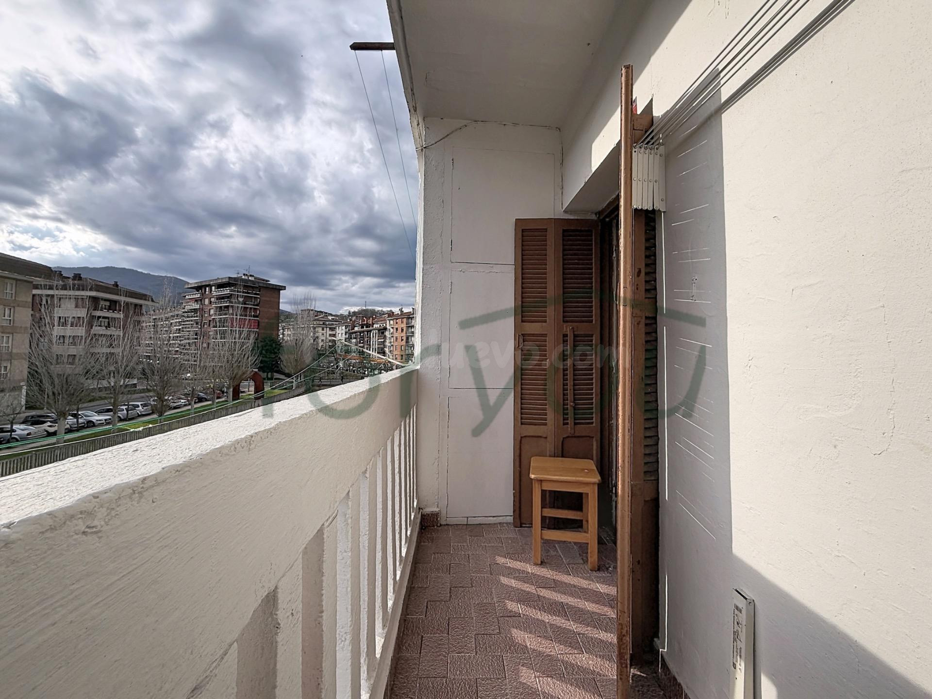 Un piso luminoso con balcón y vistas abiertas en Azkoitia - foto 11