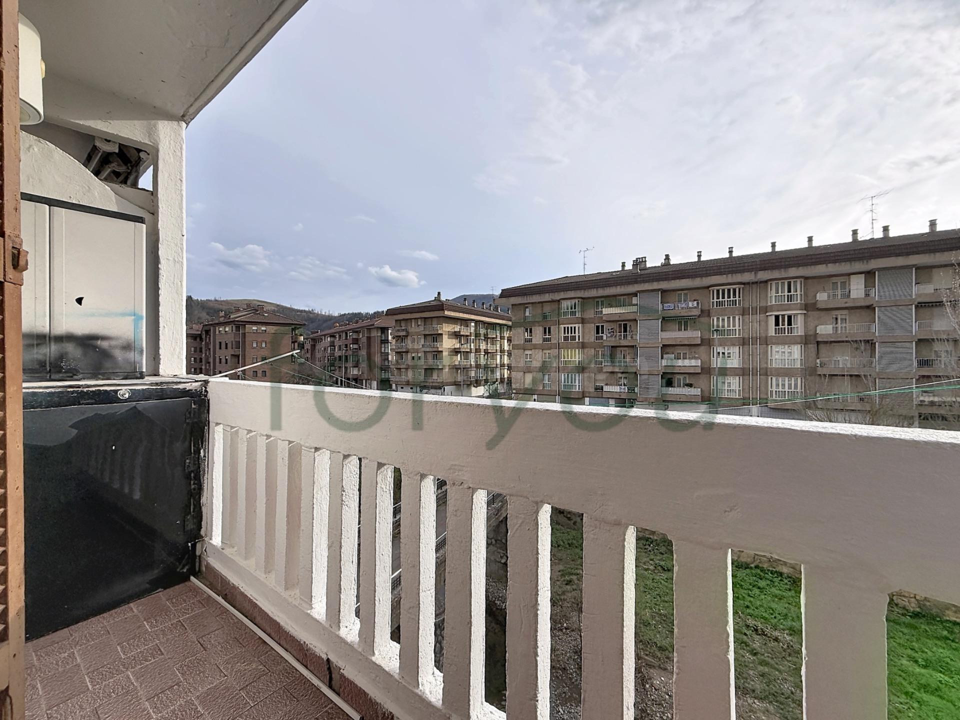 Un piso luminoso con balcón y vistas abiertas en Azkoitia - foto 12