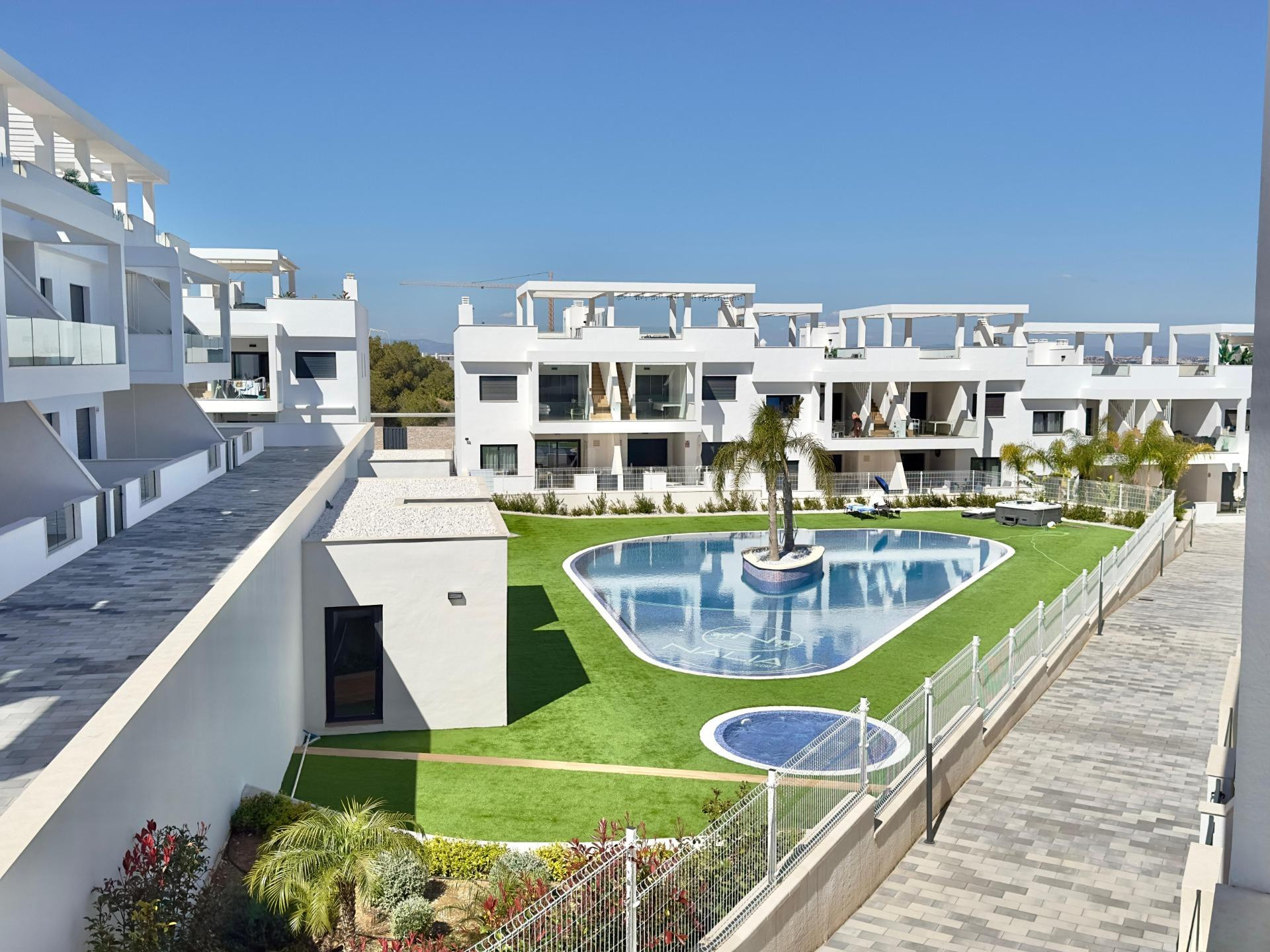 BUNGALOW DE 2 DORMITORIOS Y 2 BAÑOS EN LOS BALCONES, TORREVI - foto 42