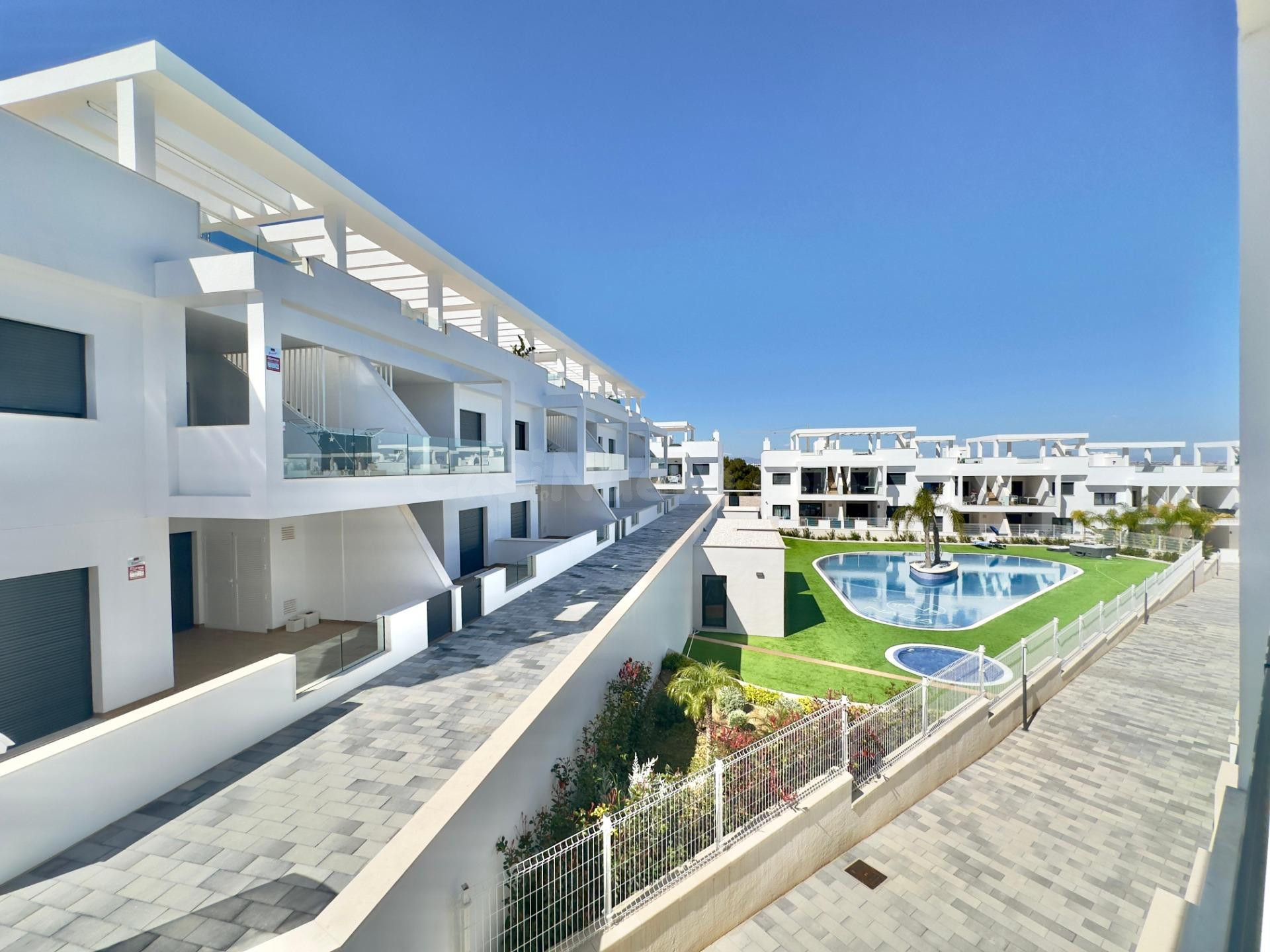 BUNGALOW DE 2 DORMITORIOS Y 2 BAÑOS EN LOS BALCONES, TORREVI - foto 44