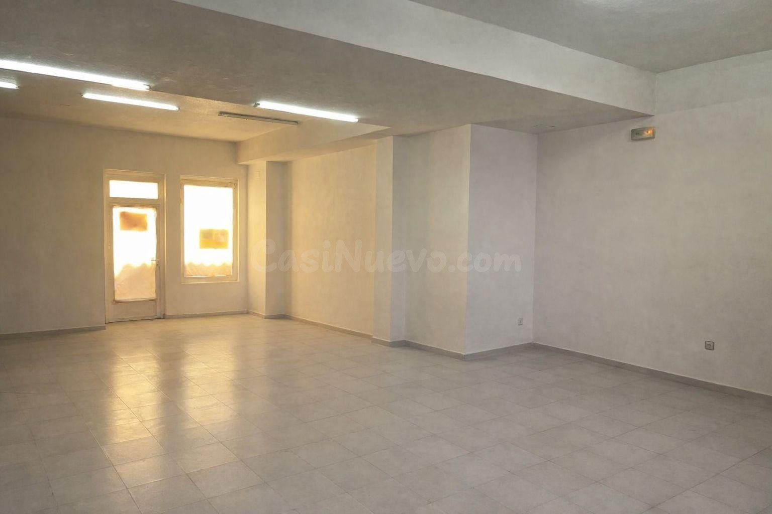 Inmueble a dos calles con patio y gran potencial - foto 2