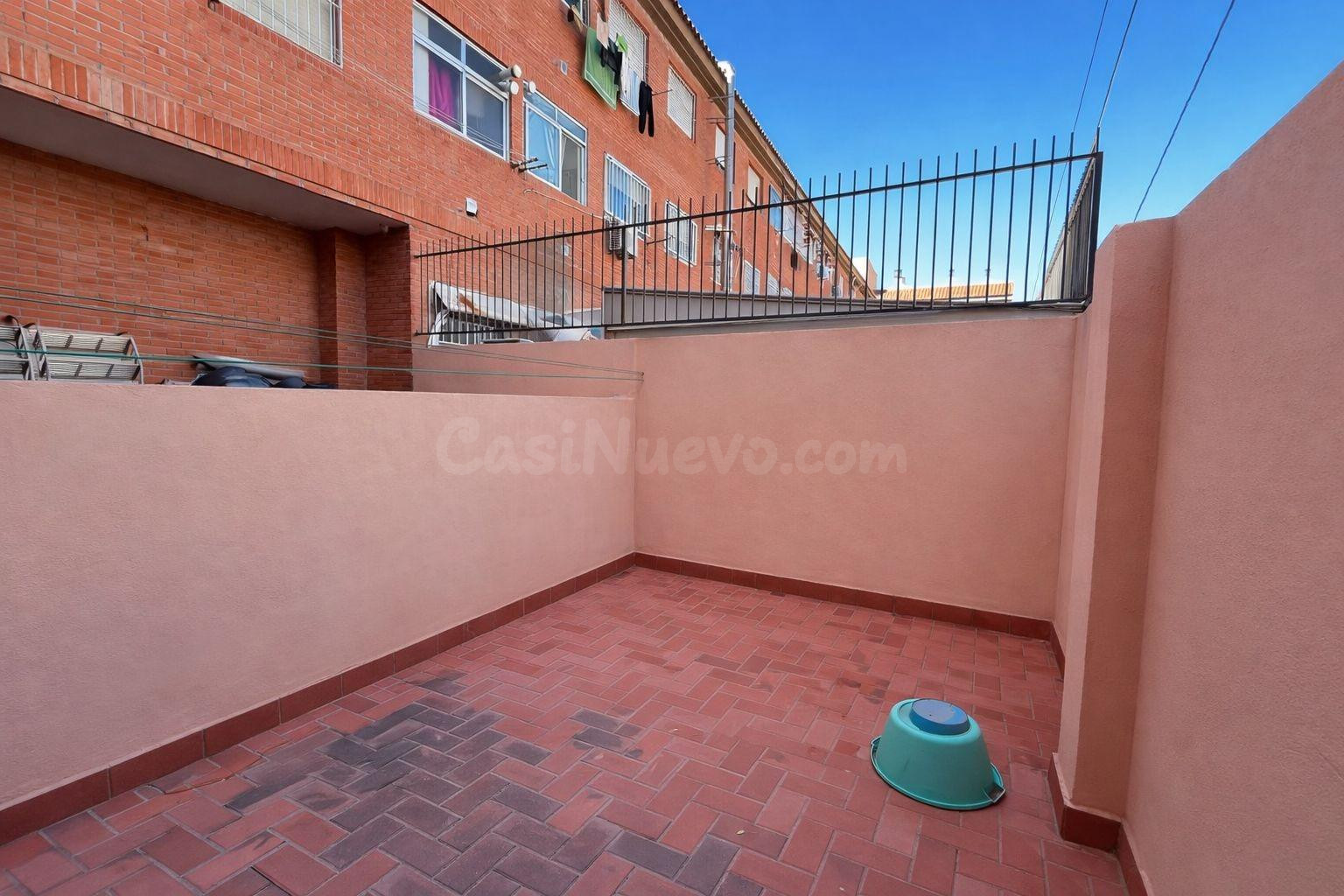 Inmueble a dos calles con patio y gran potencial - foto 4