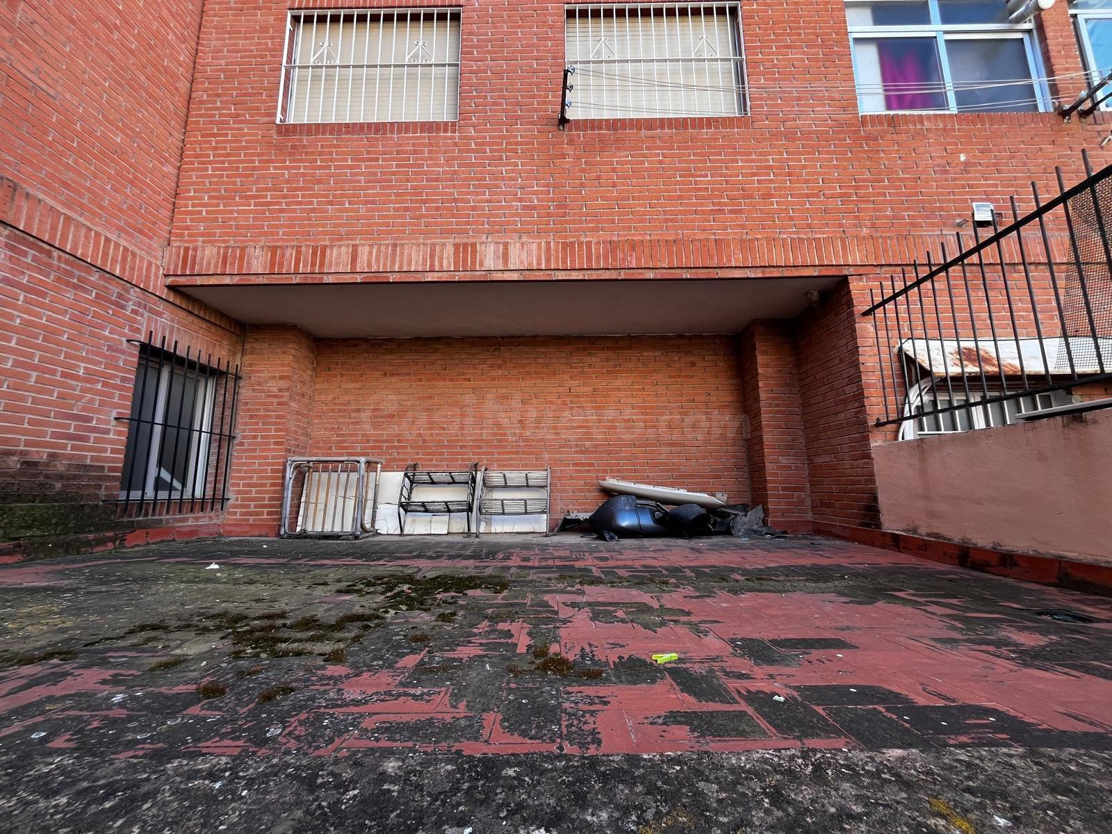 Inmueble a dos calles con patio y gran potencial - foto 7