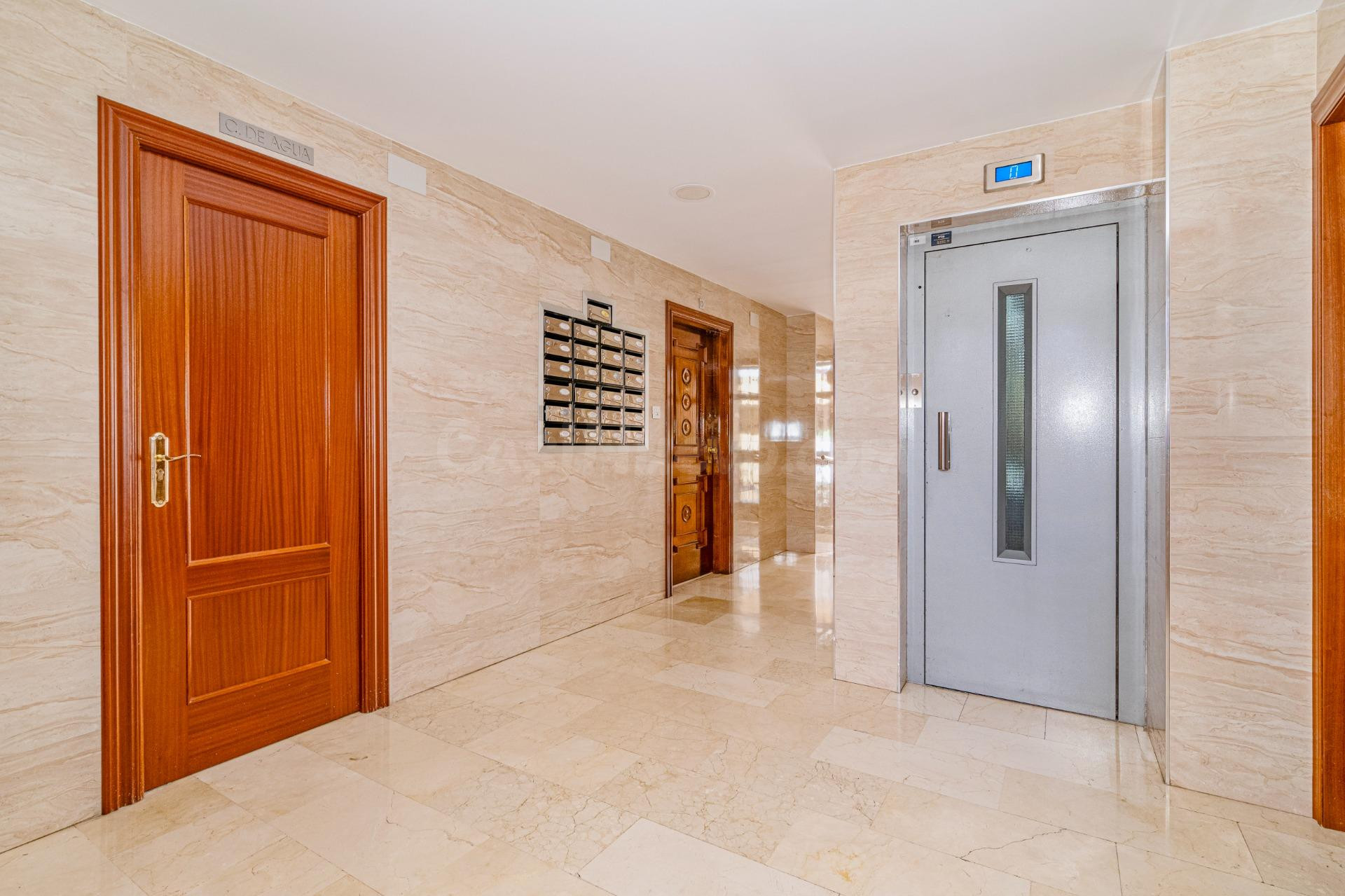 Piso en Ctra. Málaga en última planta con garaje y trastero - foto 3