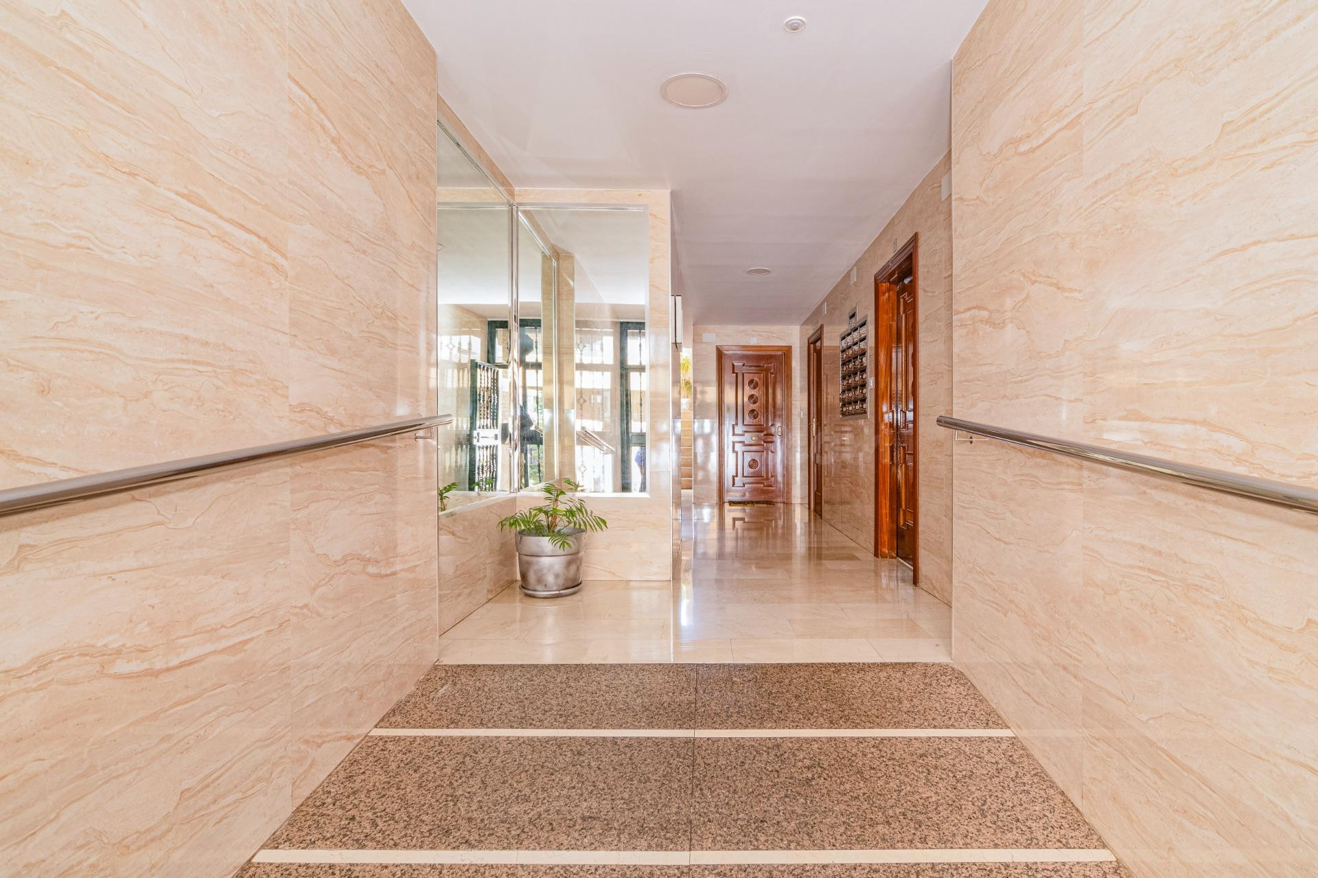 Piso en Ctra. Málaga en última planta con garaje y trastero - foto 4