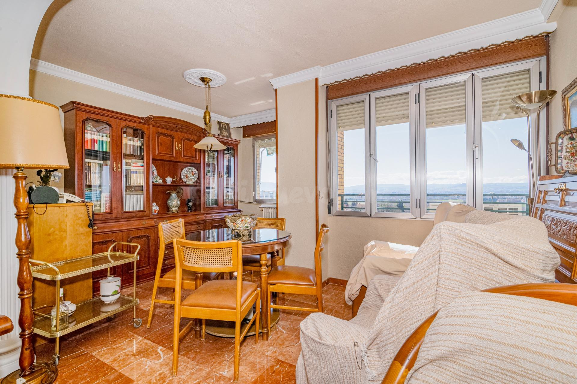 Piso en Ctra. Málaga en última planta con garaje y trastero - foto 6