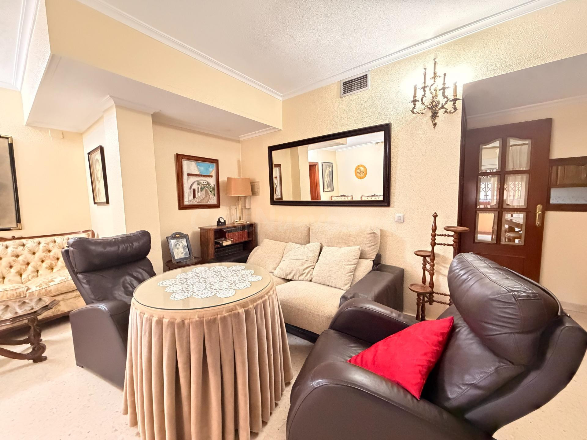 D. Piso con cochera y trastero junto a la Avenida de Medina  - foto 2