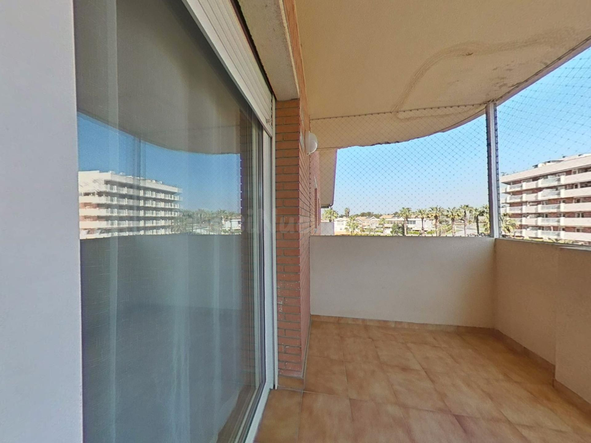 Amplio piso en el centro de Salou con piscina y vistas - foto 2