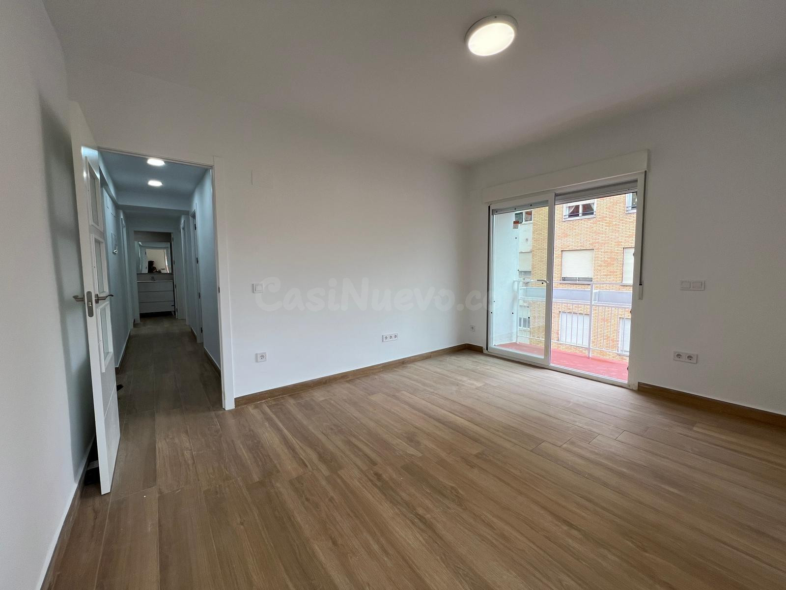 Piso reformado a estrenar con ascensor en Avenida Medina Aza - foto 2