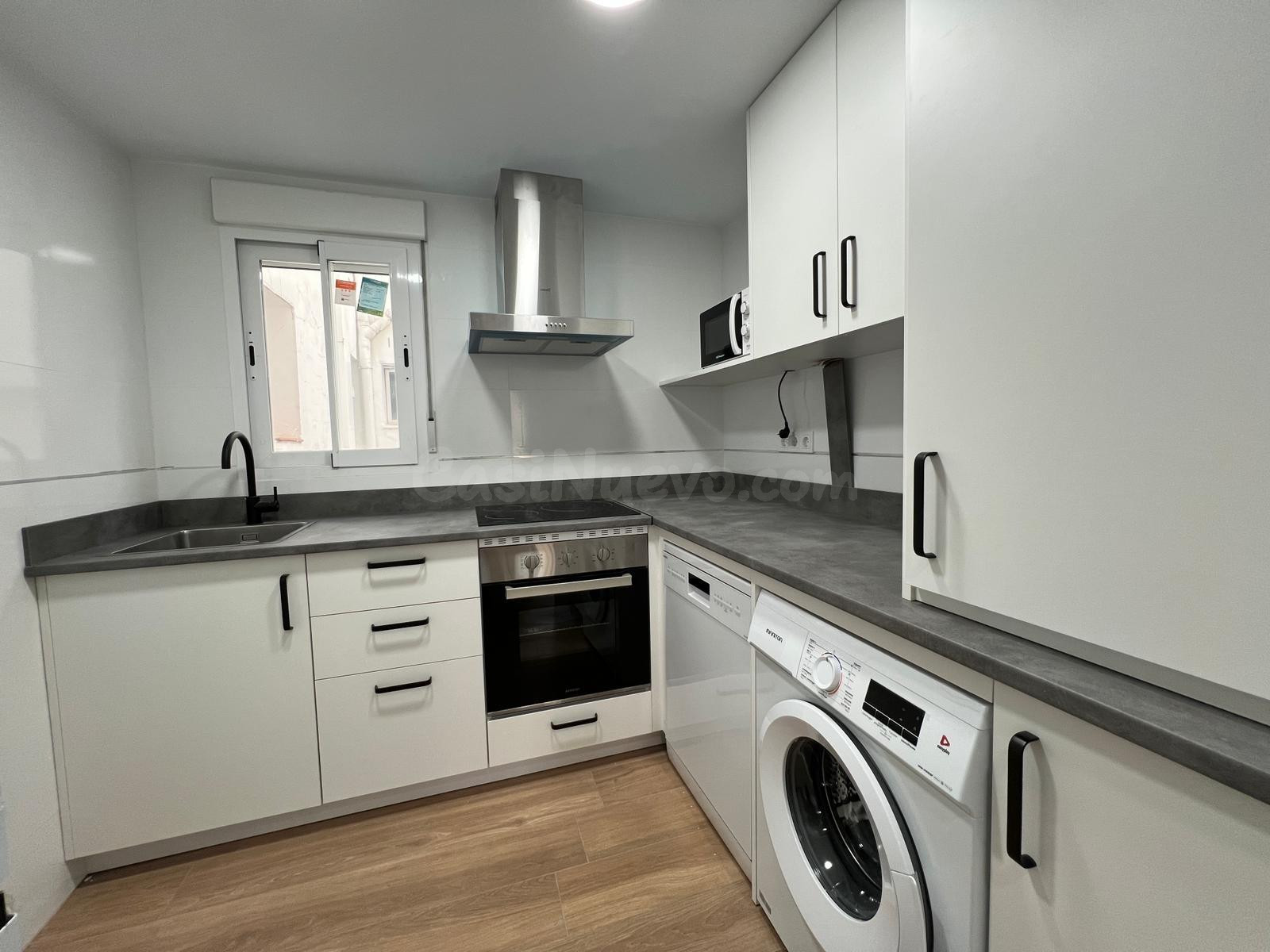 Piso reformado a estrenar con ascensor en Avenida Medina Aza - foto 11