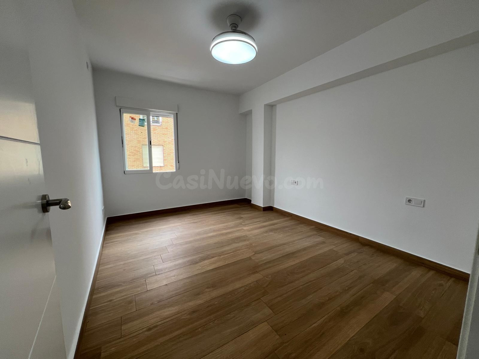 Piso reformado a estrenar con ascensor en Avenida Medina Aza - foto 14