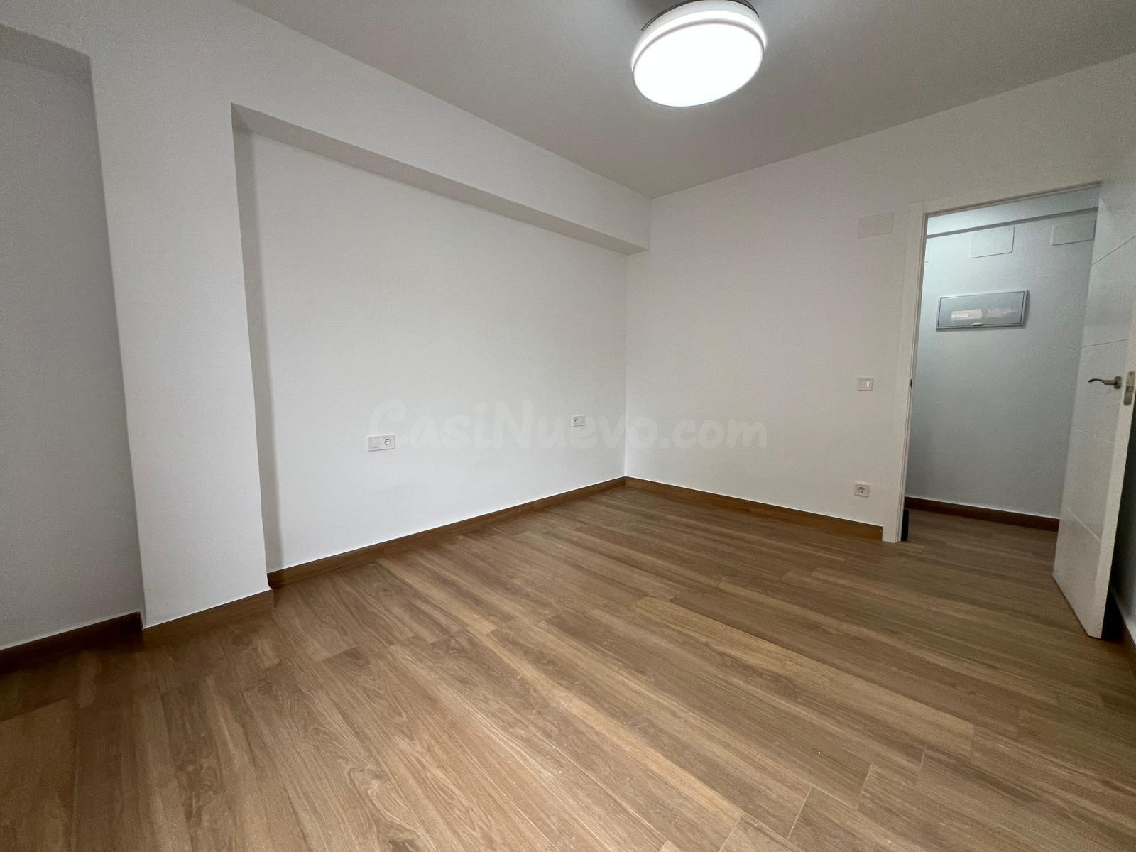 Piso reformado a estrenar con ascensor en Avenida Medina Aza - foto 16