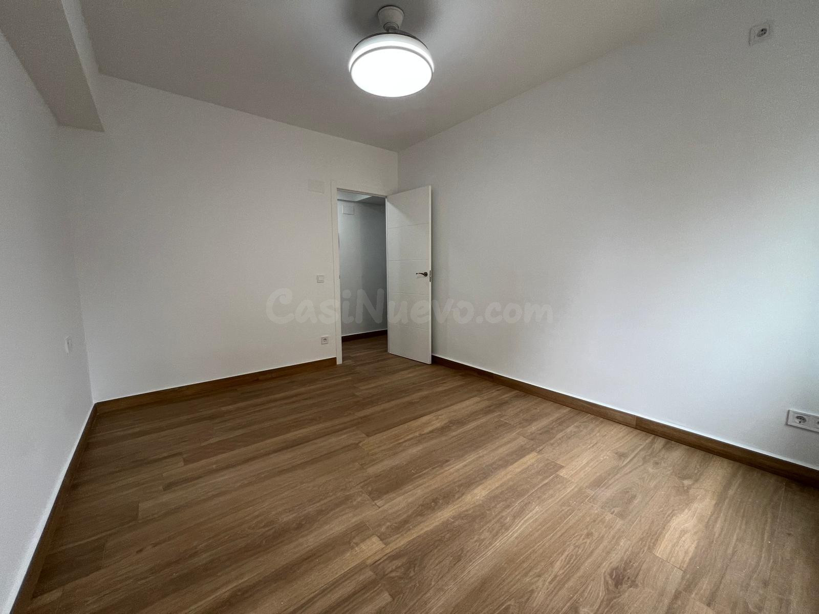 Piso reformado a estrenar con ascensor en Avenida Medina Aza - foto 17