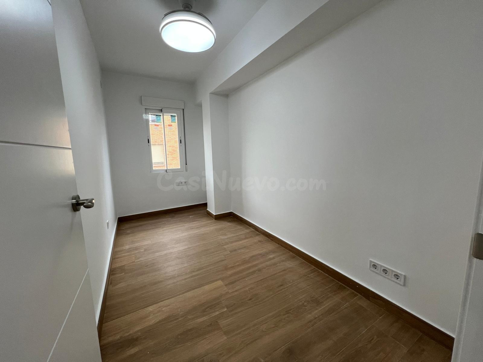 Piso reformado a estrenar con ascensor en Avenida Medina Aza - foto 23