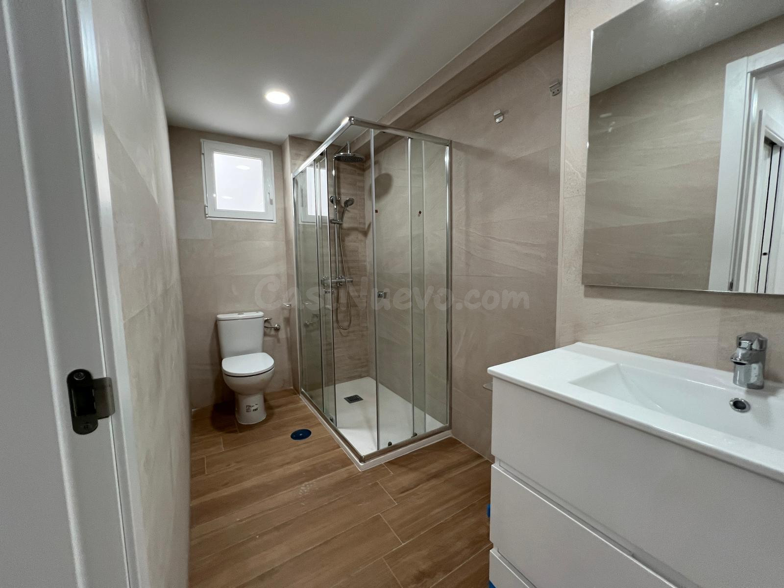 Piso reformado a estrenar con ascensor en Avenida Medina Aza - foto 26