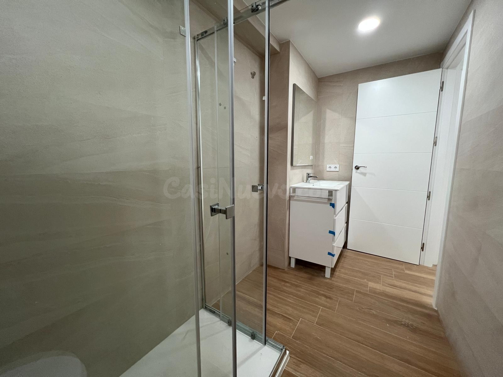 Piso reformado a estrenar con ascensor en Avenida Medina Aza - foto 28