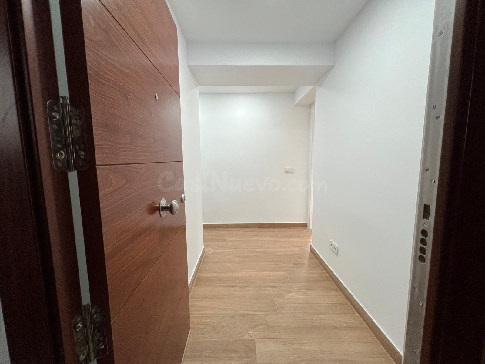 Piso reformado a estrenar con ascensor en Avenida Medina Aza - foto 32