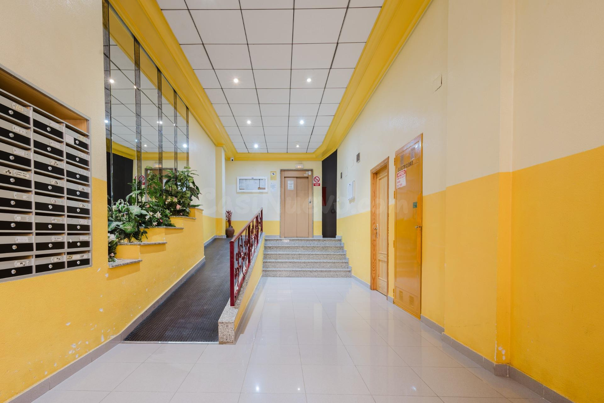 se vende un piso de 3 dormitorios y 2 baños cerca del parque en el centro de Torrevieja - foto 2