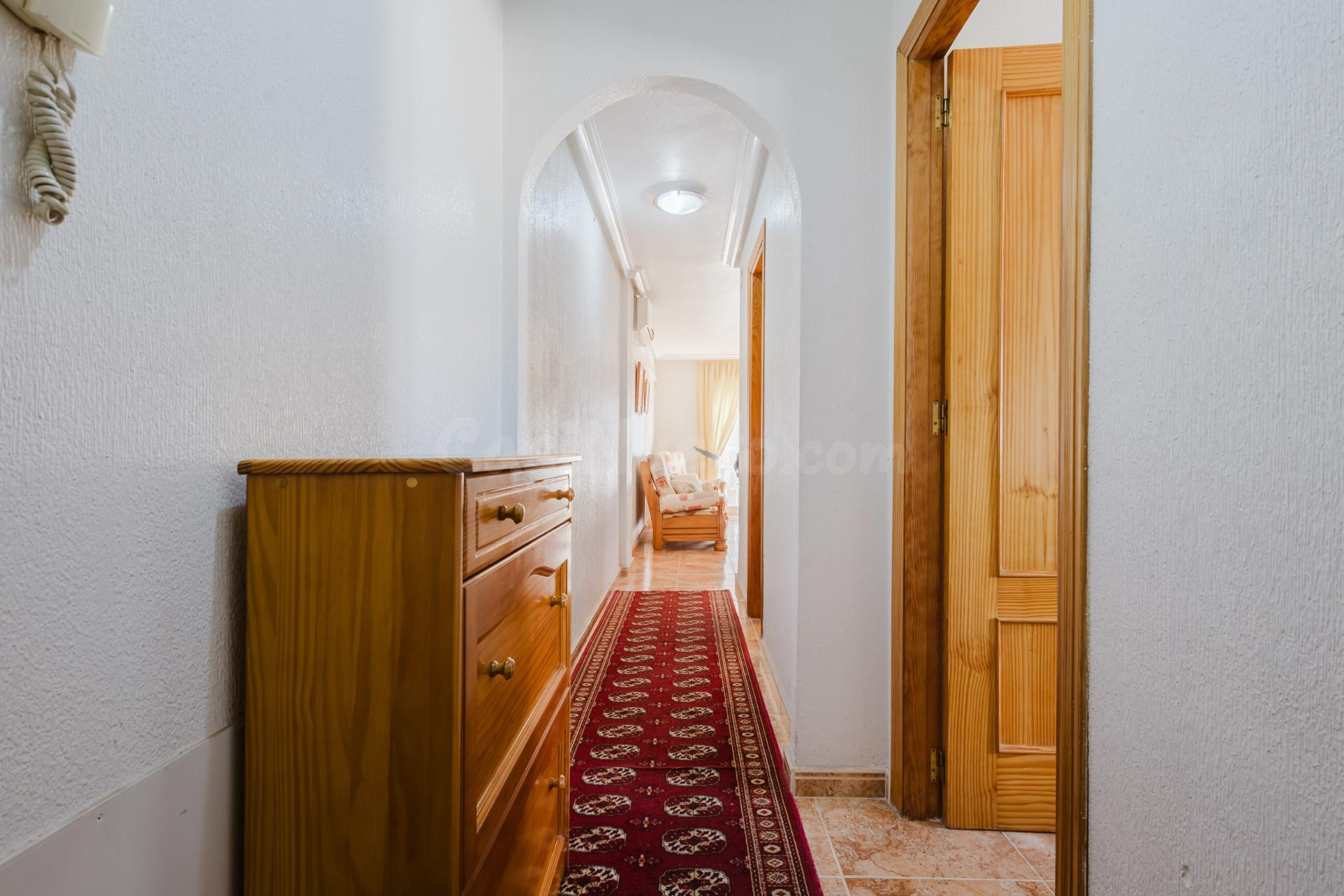 se vende un piso de 3 dormitorios y 2 baños cerca del parque en el centro de Torrevieja - foto 5