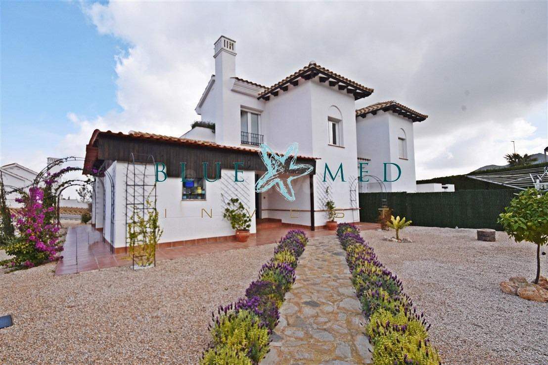 VILLA SEMIADOSADA EN ESQUINA CON AMPLIO JARDÍN EN LOS ALTOS 